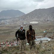 Due giovani con fucili sulle montagne tra Afghanistan e Pakistan