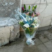 Si getta dal balcone con i figli, le parole del vescovo: riconoscere il dolore nascosto