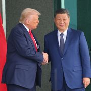 La stretta di mano fra Donald Trump e Xi Jinping in Corea del Sud nel 2025