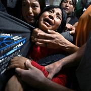 Luis e la sua famiglia separata dall'Ice. Lo scatto di Carol Guzy vince il World Press Photo 2026