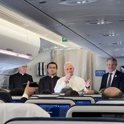 Il bimbo libanese ucciso, la morte degli innocenti, le coppie Lgbt: cosa ha detto il Papa di ritorno dall'Africa