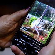 Un crocifisso distrutto e un'aula di studenti che si interrogano