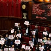 Sicurezza, fra dubbi e proteste arriva il via libera a entrambi i decreti