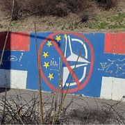 Un murale a Belgrado contro l’Unione Europea e la Nato