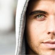 Noi, diversi dall’IA perché umani. Ma cosa significa essere umani?