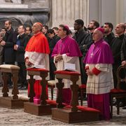 Reina e alcuni ordinandi alla veglia di preghiera per le vocazioni, venerdì in Basilica Lateranense