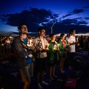 Giovani in preghiera a Cracovia, in occasione della veglia con il Papa per la Giornata mondiale della gioventù, da sempre occasione di scoperta della propria vocazione per molti ragazzi