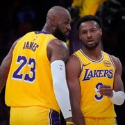 LeBron padre e figlio in campo coi Lakers in un frame del video della loro ultima partita