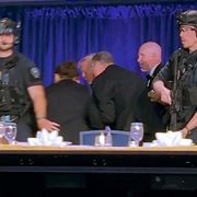 Il momento dell'evacuazione di Trump dopo gli spari al gala dell'Hilton