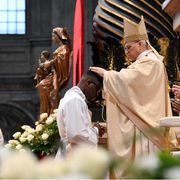 Un momento del rito di ordinazione di dieci nuovi sacerdoti nella Basilica di San Pietro, nella Domenica del Buon Pastore, 26 aprile 2026
