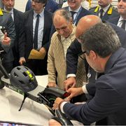 Arrivano le targhe per i monopattini. Salvini: «È per il bene di tutti»