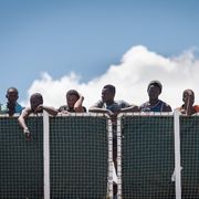 Un coro di no al Cpr campano: «Servono diritti e inclusione»