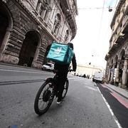 Si lavora di più ma gli stipendi reali sono fermi: così cresce il fenomeno povertà