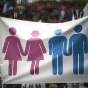 Una manifestazione in favore del matrimonio gay e dell'adozione di bambini da parte di coppie omogenitoriali a Roma