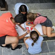 Una famiglia durante un'attività di gioco e confronto