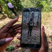 Una foto del kenyano Charles Waithaka Wangari in uniforme russo: uno dei molti giovani africani morti nel conflitto in Ucraina / ANSA