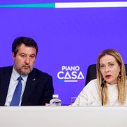 La presidente del Consiglio Giorgia Meloni con il ministro delle Infrastrutture e Trasporti Matteo Salvini durante la conferenza stampa al termine del Consiglio dei Ministri, presso Palazzo Chigi, Roma, 30 aprile 2026/ ANSA