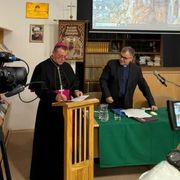 Un'immagine dell'annuncio alla stampa della rinuncia dell'amministratore apostolico