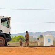 Due militari nella base militare di Kati in mezzo al deserto: un camion arriva