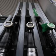La scadenza anticipata e l'ipotesi di una proroga in due tempi: il giallo sulla riduzione delle accise