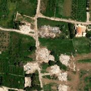 Un'immagine satellitare mostra varie chiazze bianche dove prima c'erano case e infrastrutture