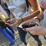 Giovani con lo smartphone in mano