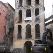 L'inizio dell'abbattimento di Palazzo Fienga a Torre Annunziata (Napoli), 5 maggio 2026