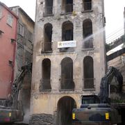 L'inizio dell'abbattimento di Palazzo Fienga a Torre Annunziata (Napoli), 5 maggio 2026