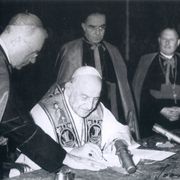 Vaticano, 9 aprile 1963, papa Giovanni XXIII firma l'enciclica "Pacem in Terris" / SICILIANI