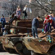 Alcuni bambini giocano su un carro armato russo danneggiatoed espostoa Kiev insieme ad altri mezzi di Mosca, tutti colpiti da attacchi dell’esercito ucraino / Ansa