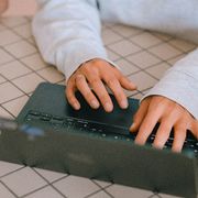 Iris, Nora e l’online come rifugio: «Così curiamo i giovani isolati»