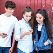 Gravidanze in adolescenza e salute mentale dei giovani, cosa c'entrano gli smartphone