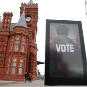 Manifesto elettorale affisso vicino al Senedd, il parlamento gallese, a Cardiff / Reuters