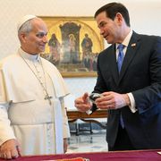 Lo scambio di doni tra il segretario di Stato americano, Marco Rubio, e papa Leone XIV / VATICAN MEDIA