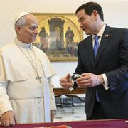 Lo scambio di doni tra il segretario di Stato americano, Marco Rubio, e papa Leone XIV / VATICAN MEDIA