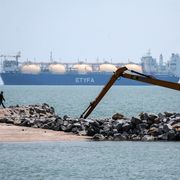 Una nave che trasporta gas liquefatto attraversa lo Stretto di Malacca