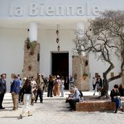 L’ingresso del Padiglione Centrale nel nuovo allestimento della curatrice artistica Koyo Kouoh, alla Biennale Arte 61, Venezia / ANSA