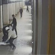 Uno dei momenti della terribile aggressione su Davide ripresa dalle telecamere della zona