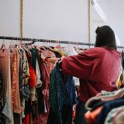 Caro vita, così per risparmiare gli italiani scelgono l’usato