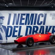 Enzo Ferrari e i "garagisti" inglesi, la sfida che cambiò la Formula 1
