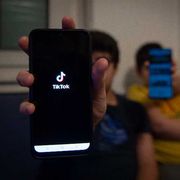 Bambini e adolescenti utilizzano TikTok