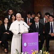 Il Papa all’università La Sapienza: «Non si chiami difesa il riarmo dell’Europa»