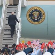 Donald Trump sale sull'Air Force One prima di lasciare Pechino