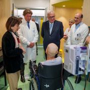 Un momento della visita del ministro nel reparto di oncologia pediatrica. Foto ufficio stampa Gemelli