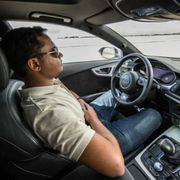 Un'auto a guida autonoma
