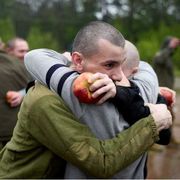 Il sorriso di Artem Vyshniak dopo la liberazione