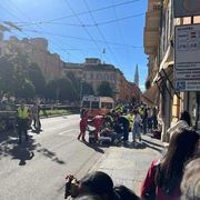 L'auto a 100 all'ora sui passanti, la fuga, il coltello: cosa è successo a Modena