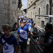 In un vicolo stretto della Città Vecchia una lunga fila di giovani che indossano magliette con la bandiera di Israele, bianche e celesti con la Stella di David, passano attraverso un controllo di polizia