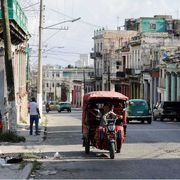 Un uomo alla guida di un bici-taxi all’Avana durante un collasso parziale della rete elettrica cubana / Reuters