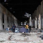 Alcuni volontari aiutano i migranti a Trieste